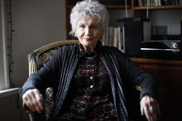 Pengajar tertanya bagaimana untuk mengajar penulisan Alice Munro selepas pendedahan anak perempuan